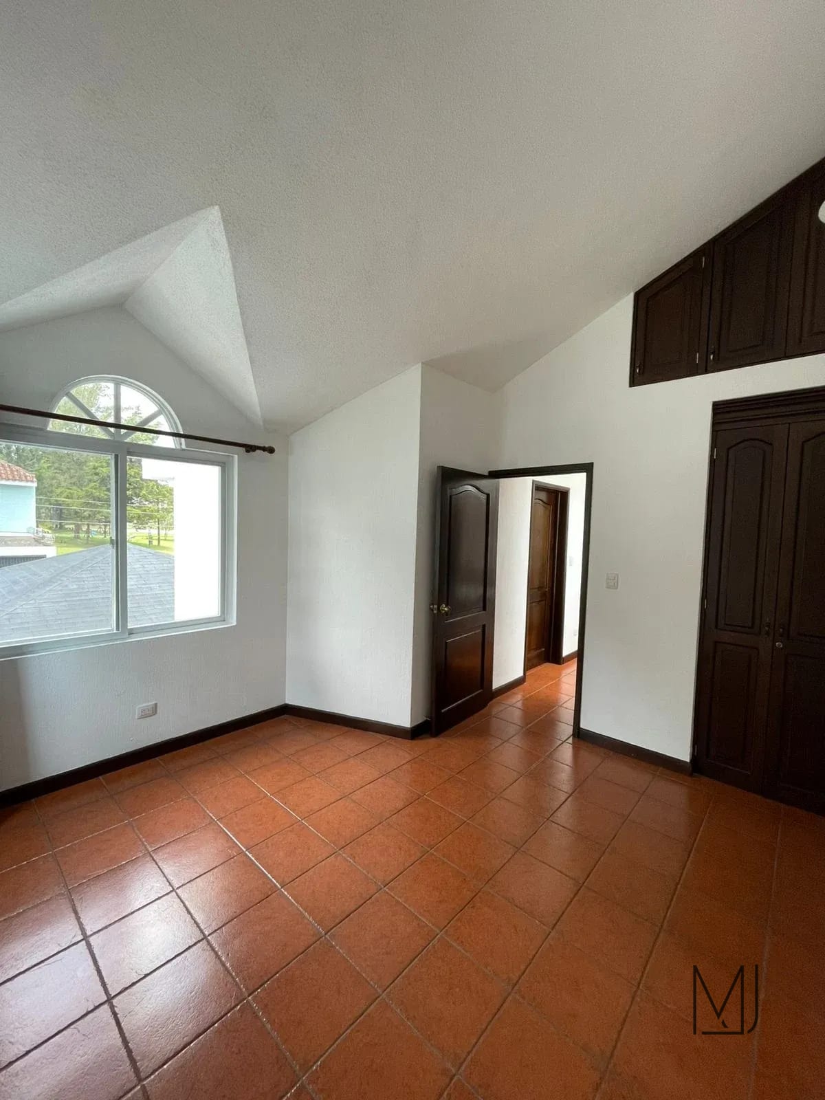 Casa en Alquiler | Residencial Fuentes I | Zona 16 | 4 habitaciones · Jardín con pérgola — Casa en Alquiler en Zona 16, Guatemala, Ciudad — foto 13 de 17