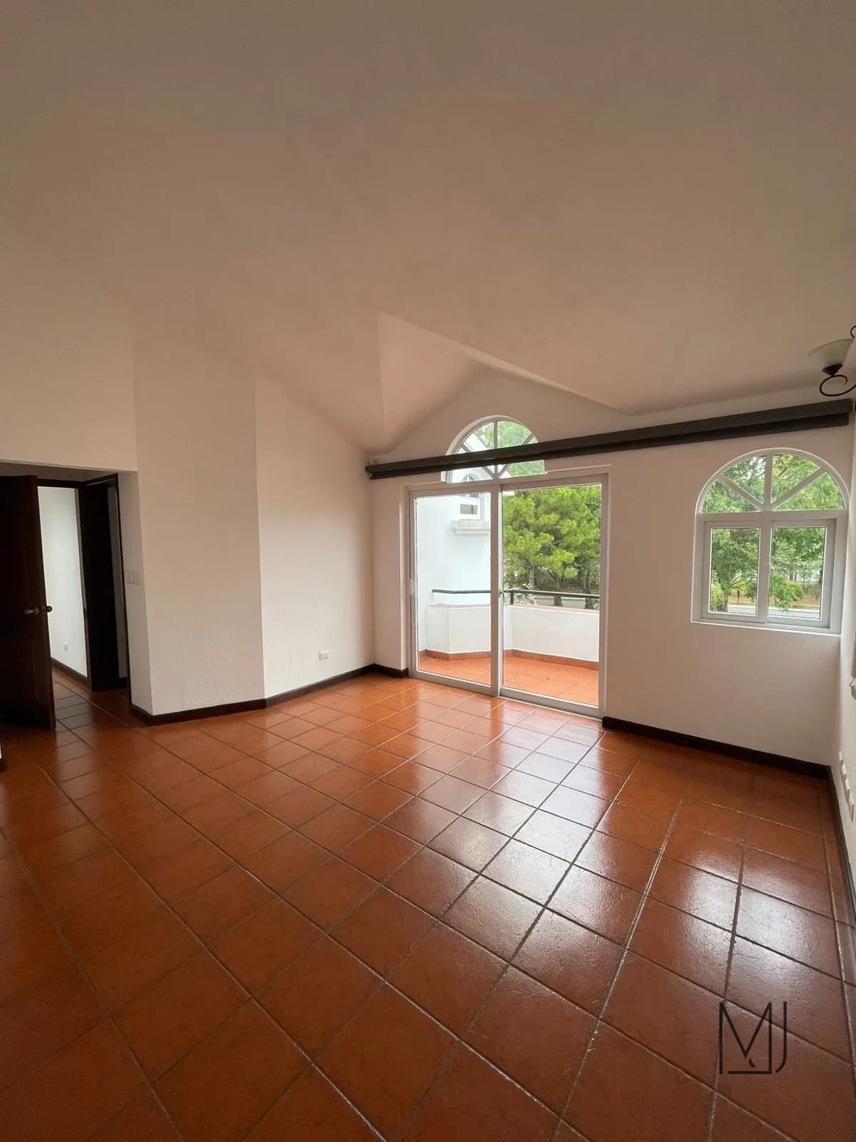 Casa en Alquiler | Residencial Fuentes I | Zona 16 | 4 habitaciones · Jardín con pérgola — Casa en Alquiler en Zona 16, Guatemala, Ciudad — foto 14 de 17
