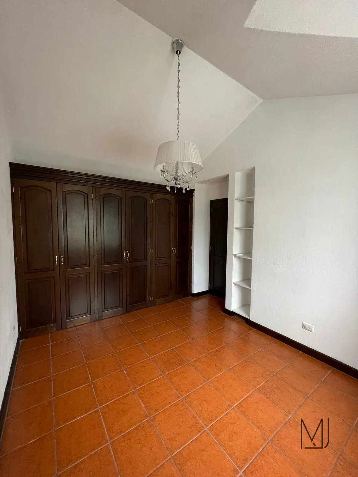 Casa en Alquiler | Residencial Fuentes I | Zona 16 | 4 habitaciones · Jardín con pérgola — Casa en Alquiler en Zona 16, Guatemala, Ciudad — foto 16 de 17