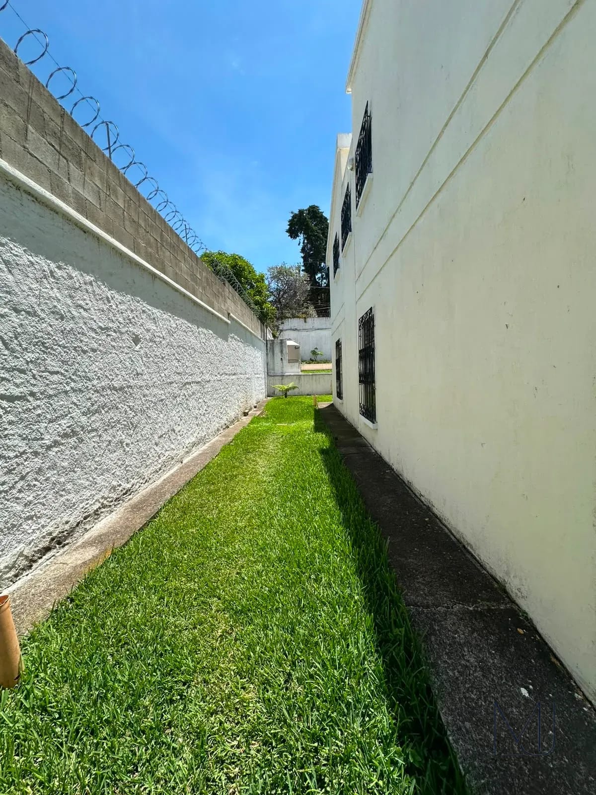 Casa en Venta | San Cristóbal Zona 8 de Mixco | 2 Casas en un Terreno · 10 Parqueos — Casa en Venta en Zona 8 Mixco, Guatemala, Ciudad — foto 2 de 17