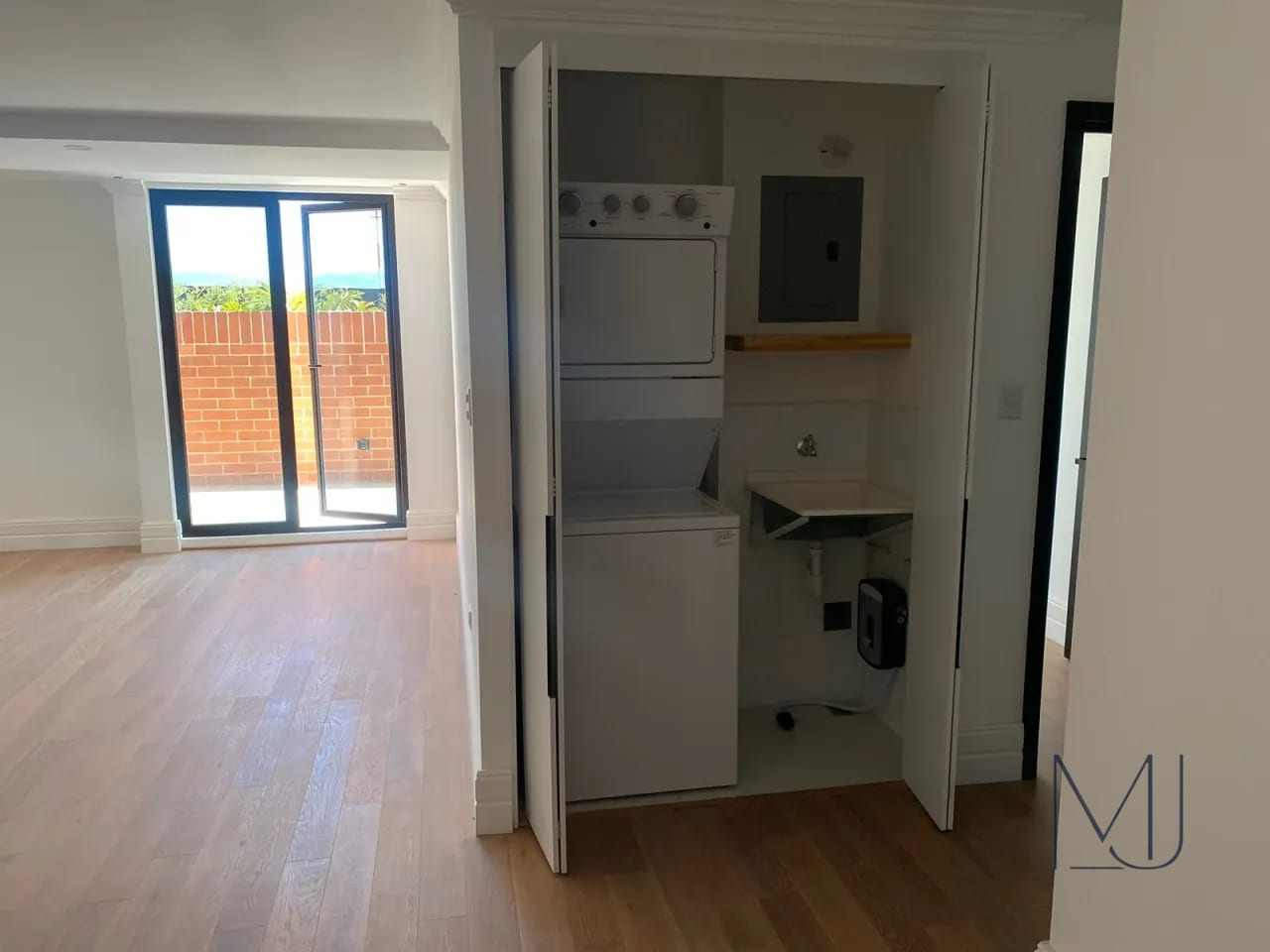 Apartamento en Venta | Edificio Céntrico | Zona 5 | 2 hab. · Terraza — Apartamento en Alquiler en Céntrico, Zona 5, Guatemala, Ciudad — foto 4 de 10