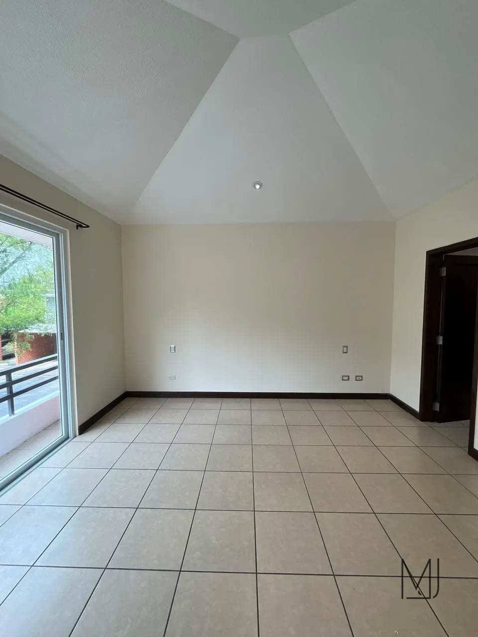 Casa en Alquiler | Ensenada de San Isidro | Zona 16 | 3 habitaciones · Jardín — Casa en Alquiler en Ensenada de San Isidro, Zona 16, Guatemala, Ciudad — foto 2 de 17