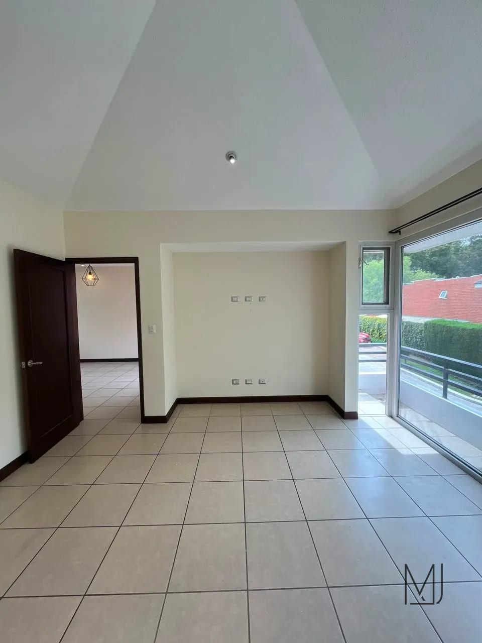 Casa en Alquiler | Ensenada de San Isidro | Zona 16 | 3 habitaciones · Jardín — Casa en Alquiler en Ensenada de San Isidro, Zona 16, Guatemala, Ciudad — foto 3 de 17