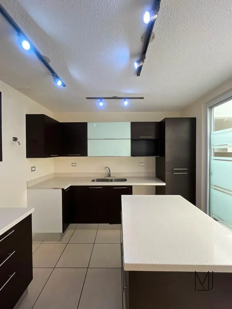 Casa en Alquiler | Ensenada de San Isidro | Zona 16 | 3 habitaciones · Jardín — Casa en Alquiler en Ensenada de San Isidro, Zona 16, Guatemala, Ciudad — foto 5 de 17