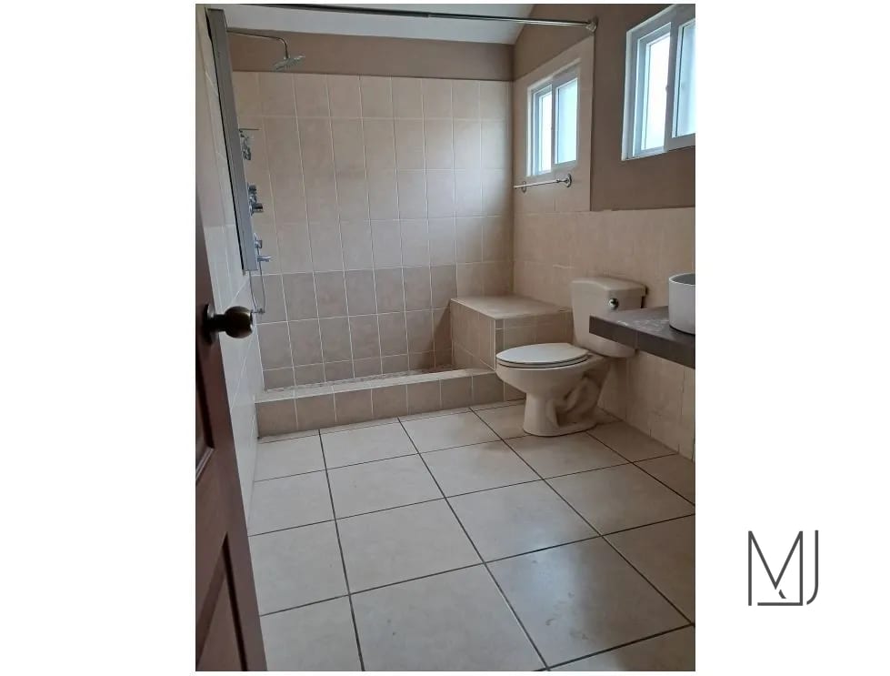 Casa en Venta | Prados de San Cristóbal | Zona 8 de Mixco | Mod Roma — Casa en Alquiler en Prados de San Cristóbal, Zona 8 Mixco, Guatemala, Ciudad — foto 8 de 10