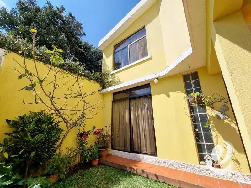 AnteriorSiguiente Casa y Apartamento en Venta San Cristóbal, sin garita. — Casa en Venta en Zona 8 Mixco, Guatemala, Ciudad — foto 1 de 17