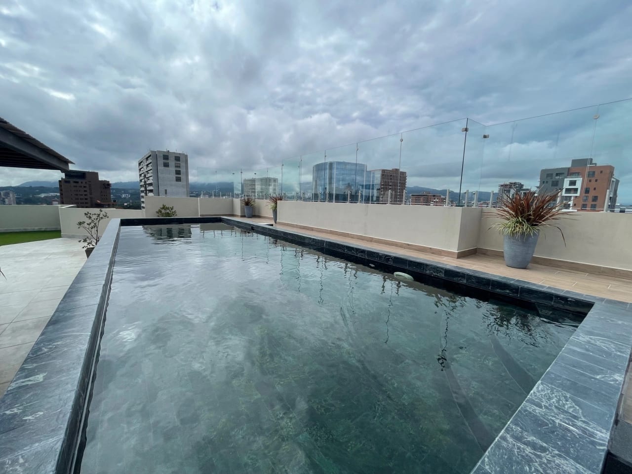Rento apartamento en Zona 10 AMUEBLADO, EDIFICIO NUEVO CON AMENIDADES - Image 1