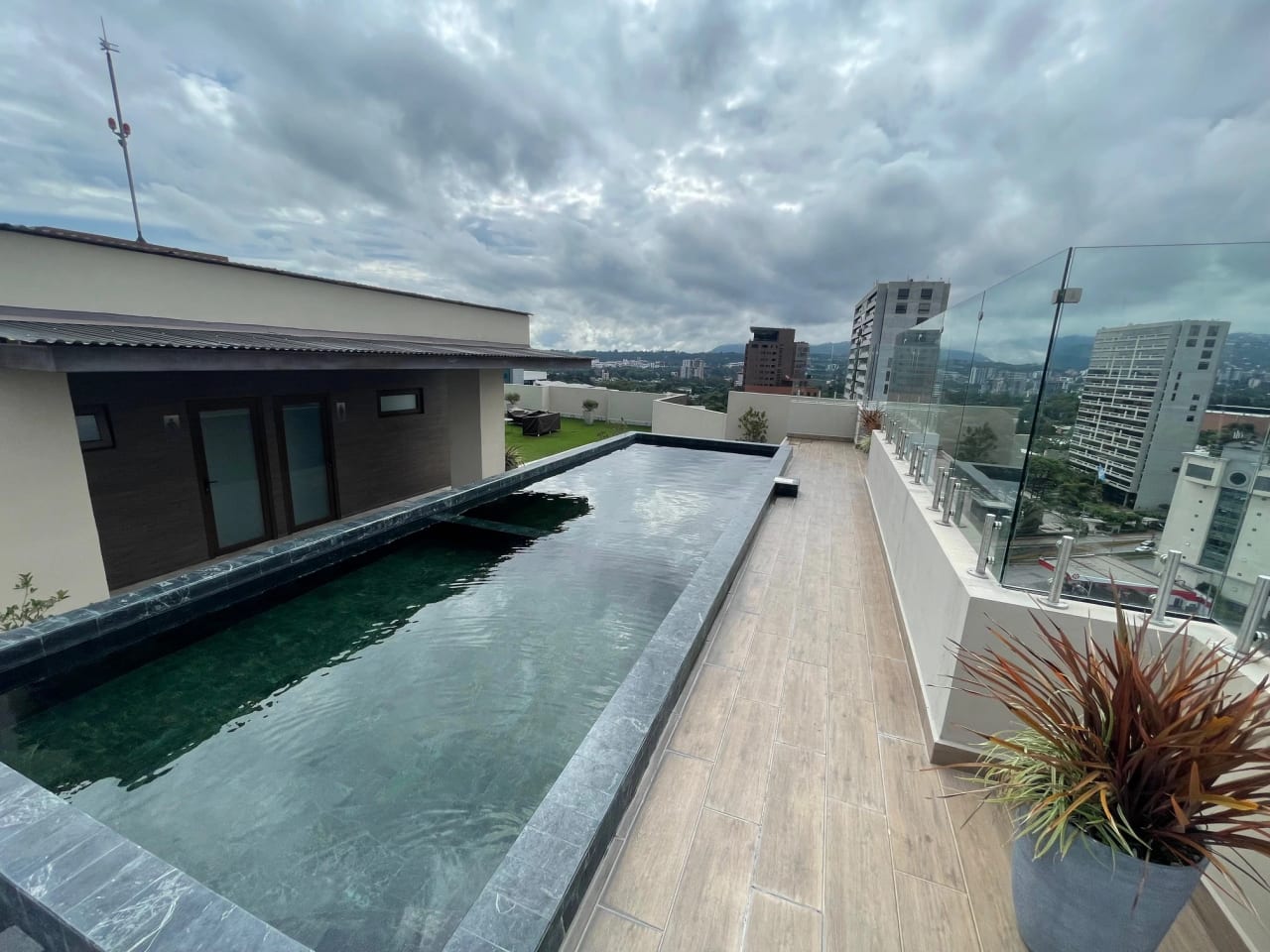 Rento apartamento en Zona 10 AMUEBLADO, EDIFICIO NUEVO CON AMENIDADES - Image 2