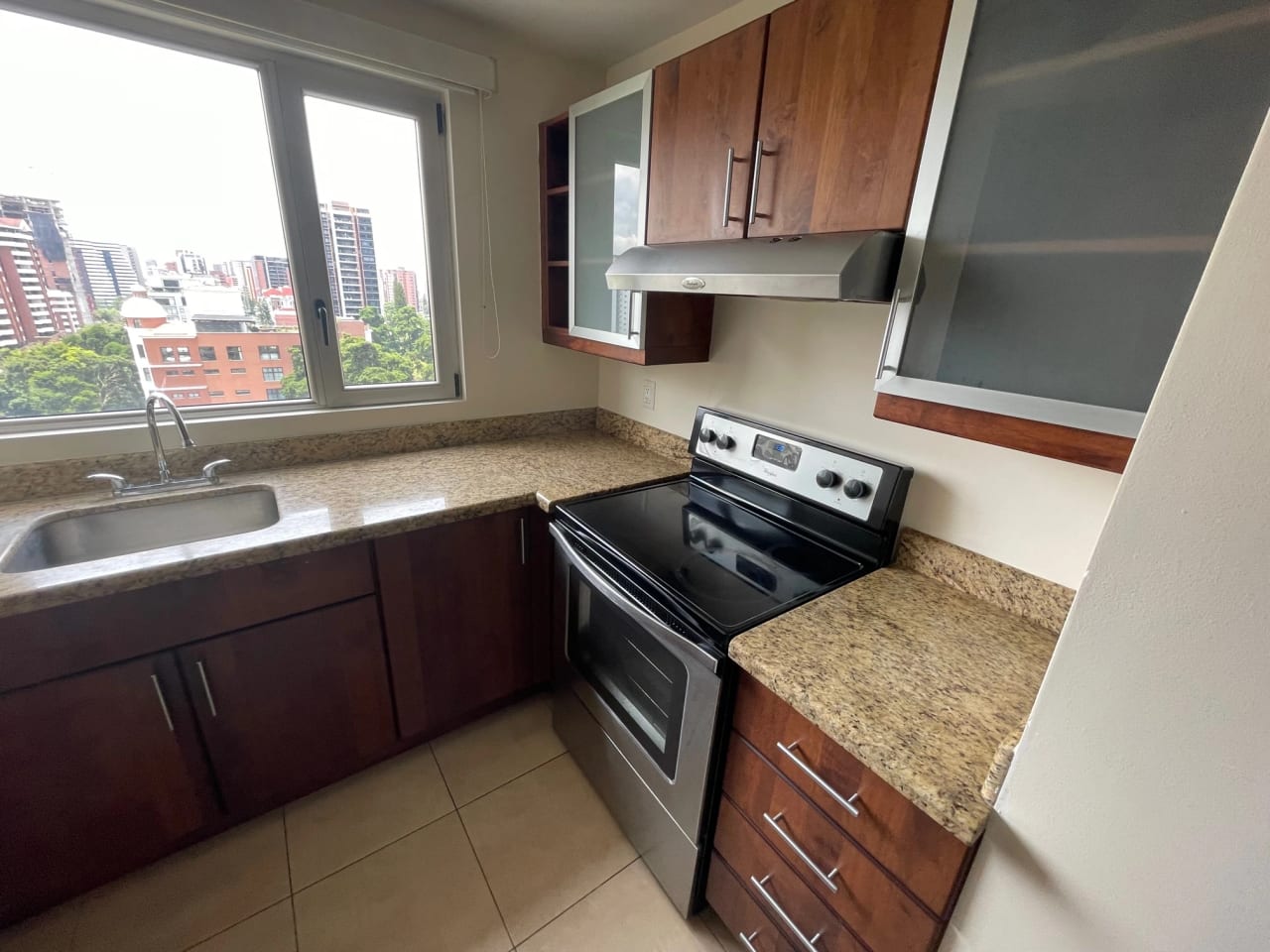 Rento apartamento de 3 dormitorios en Zona 14 CERCA DE EUROPLAZA — Apartamento en Alquiler en Catania, Zona 14, Guatemala, Ciudad — foto 8 de 17