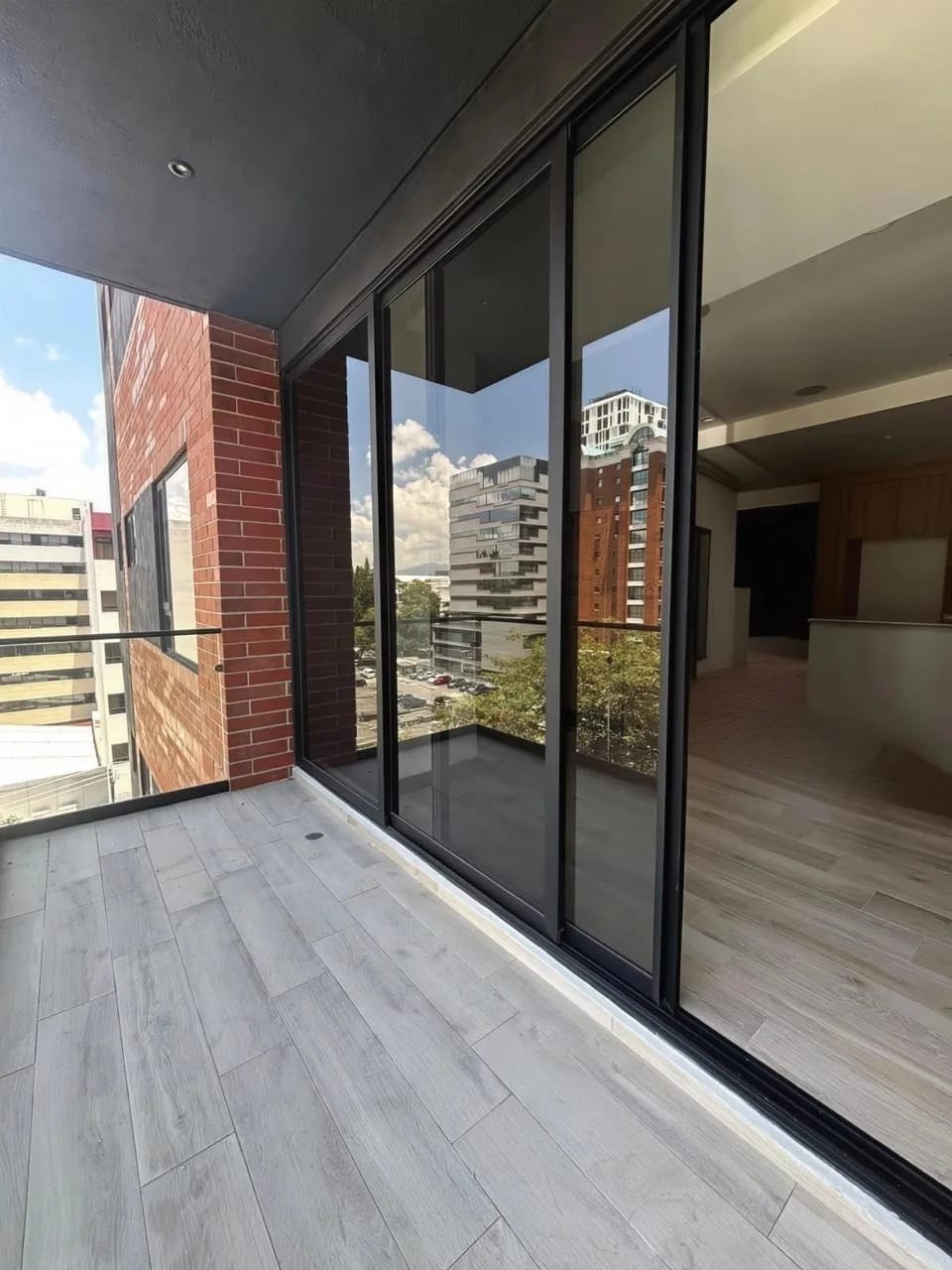 Apartamento en Renta en Zona 10 EDIFICIO FERRE DIEZ Z.10 — Apartamento en Alquiler en Ferré Diez, Zona 10, Guatemala, Ciudad — foto 1 de 17