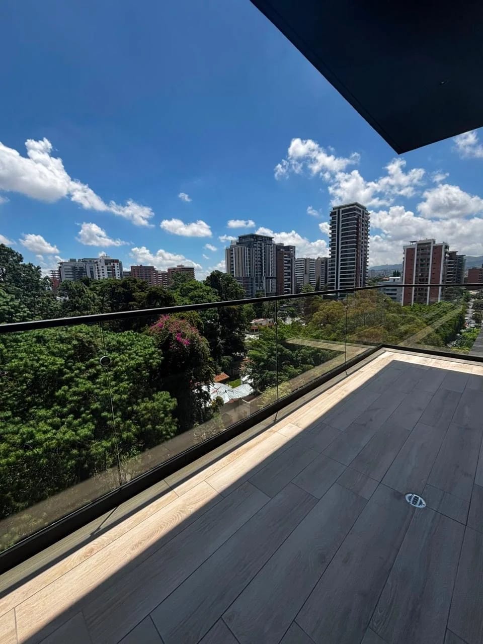 Rento apartamento en Zona 10 EDIFICIO NUEVO Y EXCLUSIVO — Apartamento en Alquiler en Ferré Diez, Zona 10, Guatemala, Ciudad — foto 1 de 17