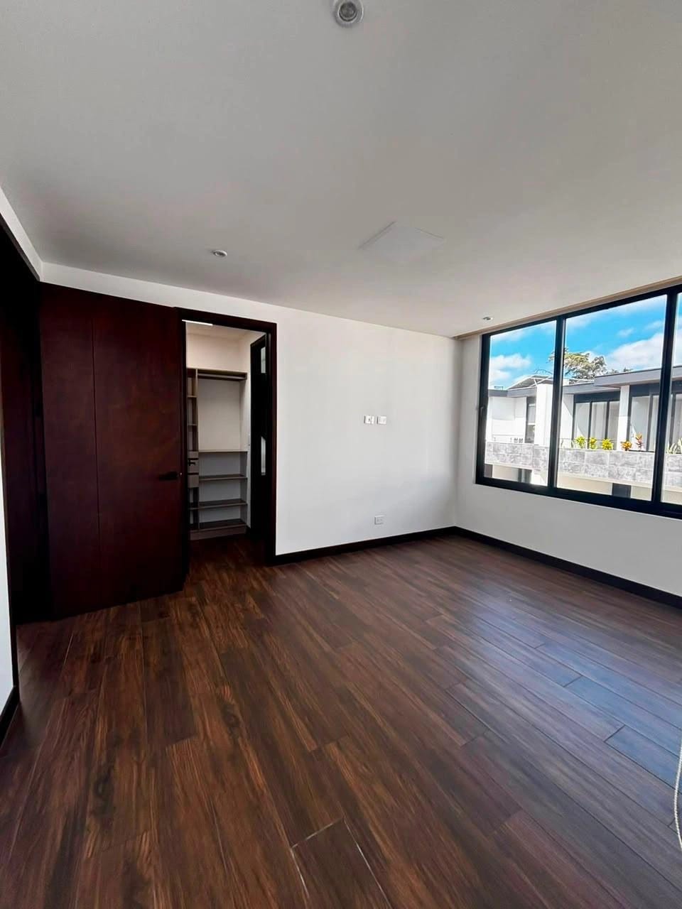 Rento casa en Zona 10 CONDOMINIO DE LUJO — Casa en Alquiler en Zona 10, Guatemala, Ciudad — foto 13 de 17