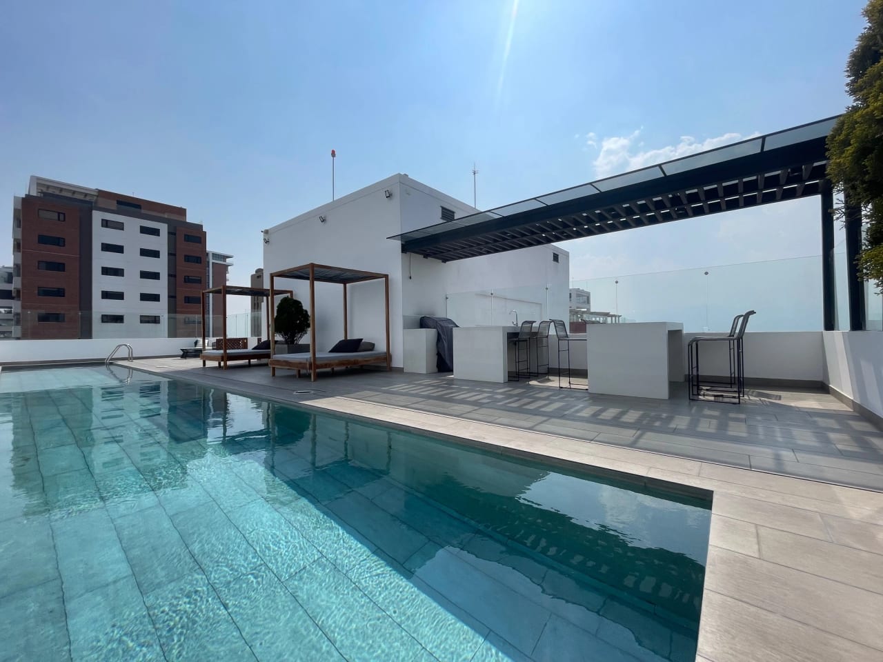 Rento apartamento en Zona 14 EDIFICIO EXCLUSIVO ROOFTOP CON PISCINA — Apartamento en Alquiler en Casa Roble, Zona 14, Guatemala, Ciudad — foto 1 de 17