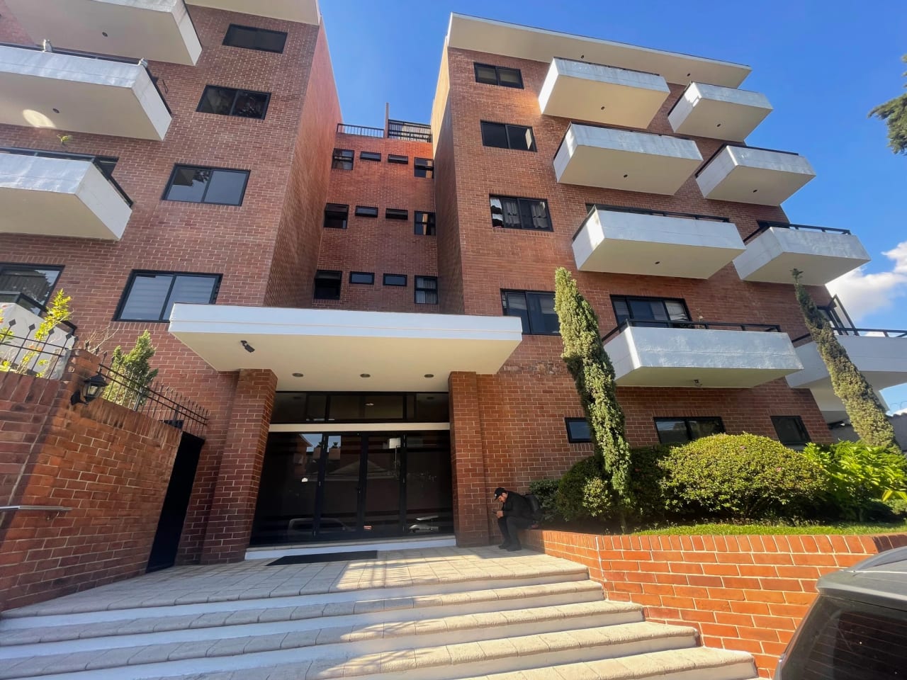 Rento apartamento en Oakland EDIFICIO EXCLUSIVO CERCA DE OAKLAND MALL — Apartamento en Alquiler en Oakland I, Zona 10, Guatemala, Ciudad — foto 1 de 17