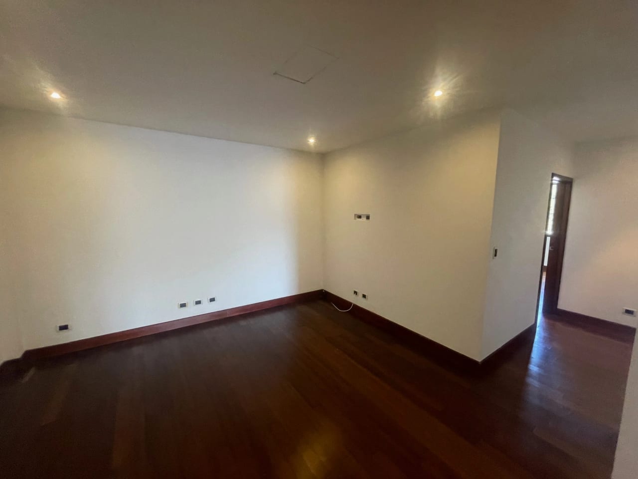 Rento apartamento en Oakland EDIFICIO EXCLUSIVO CERCA DE OAKLAND MALL — Apartamento en Alquiler en Oakland I, Zona 10, Guatemala, Ciudad — foto 13 de 17