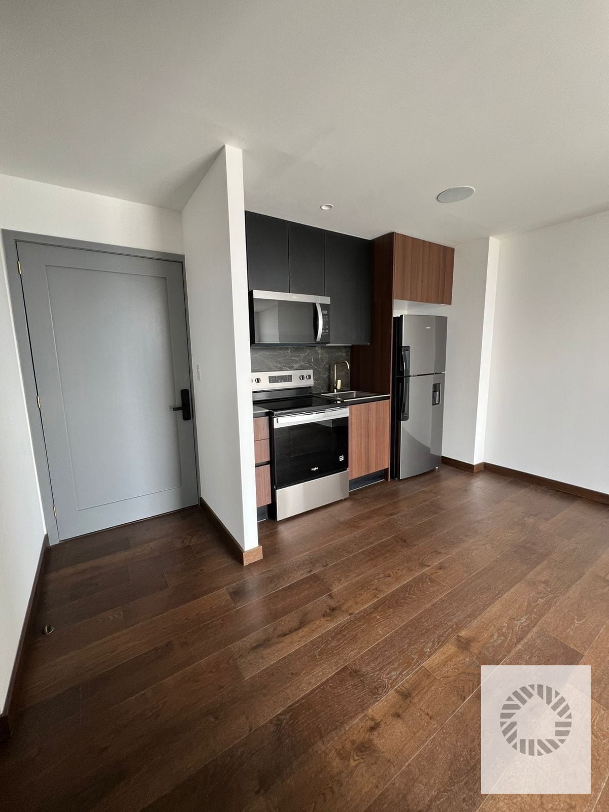 Apartamento con linda vista — Apartamento en Alquiler en Atarah, Zona 10, Guatemala, Ciudad — foto 1 de 7