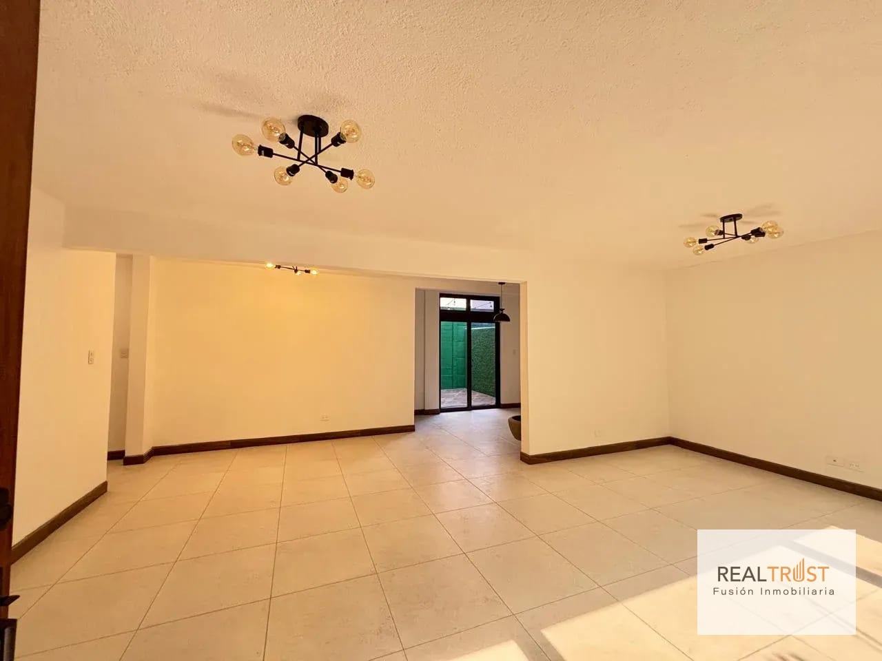 APARTAMENTO EN RENTA EN PRIMER NIVEL Y REMODELADO ZONA 10 — Apartamento en Alquiler en Zona 10, Guatemala, Ciudad — foto 3 de 7