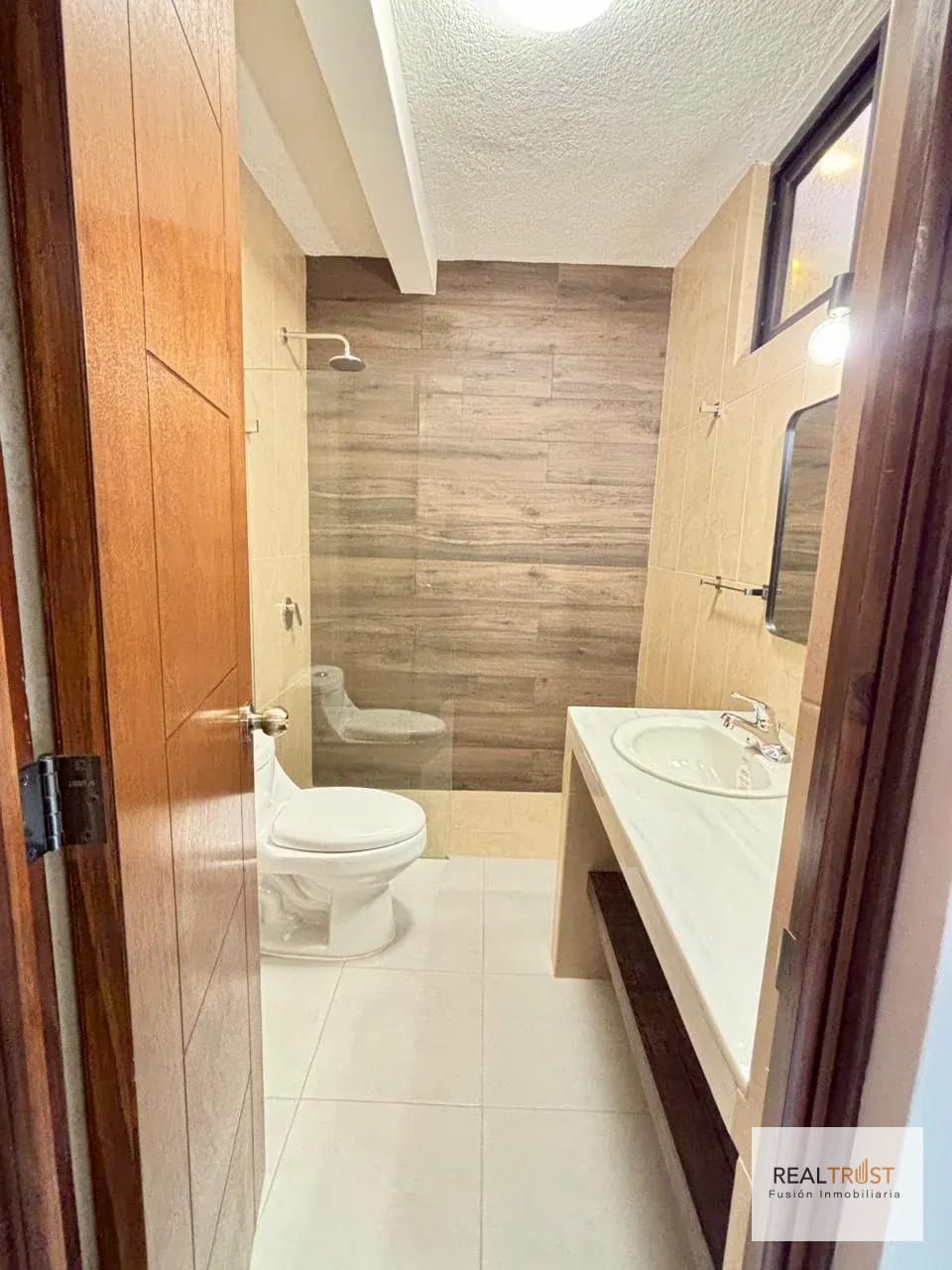 APARTAMENTO EN RENTA EN PRIMER NIVEL Y REMODELADO ZONA 10 — Apartamento en Alquiler en Zona 10, Guatemala, Ciudad — foto 4 de 7