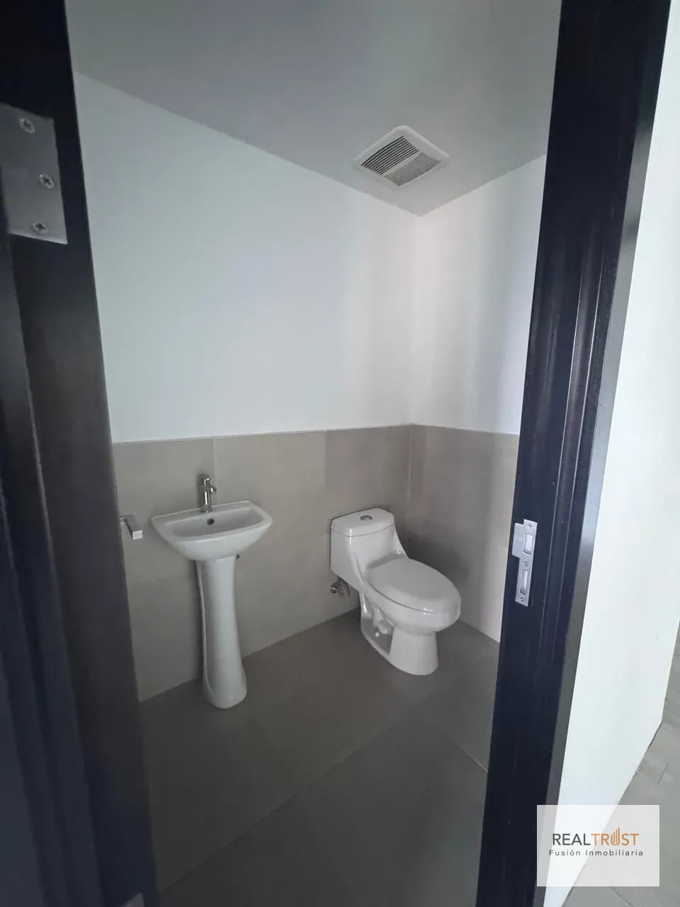 Oficina en renta Vasanta zona 10 — Oficina en Alquiler en Vasanta, Zona 10, Guatemala, Ciudad — foto 9 de 11
