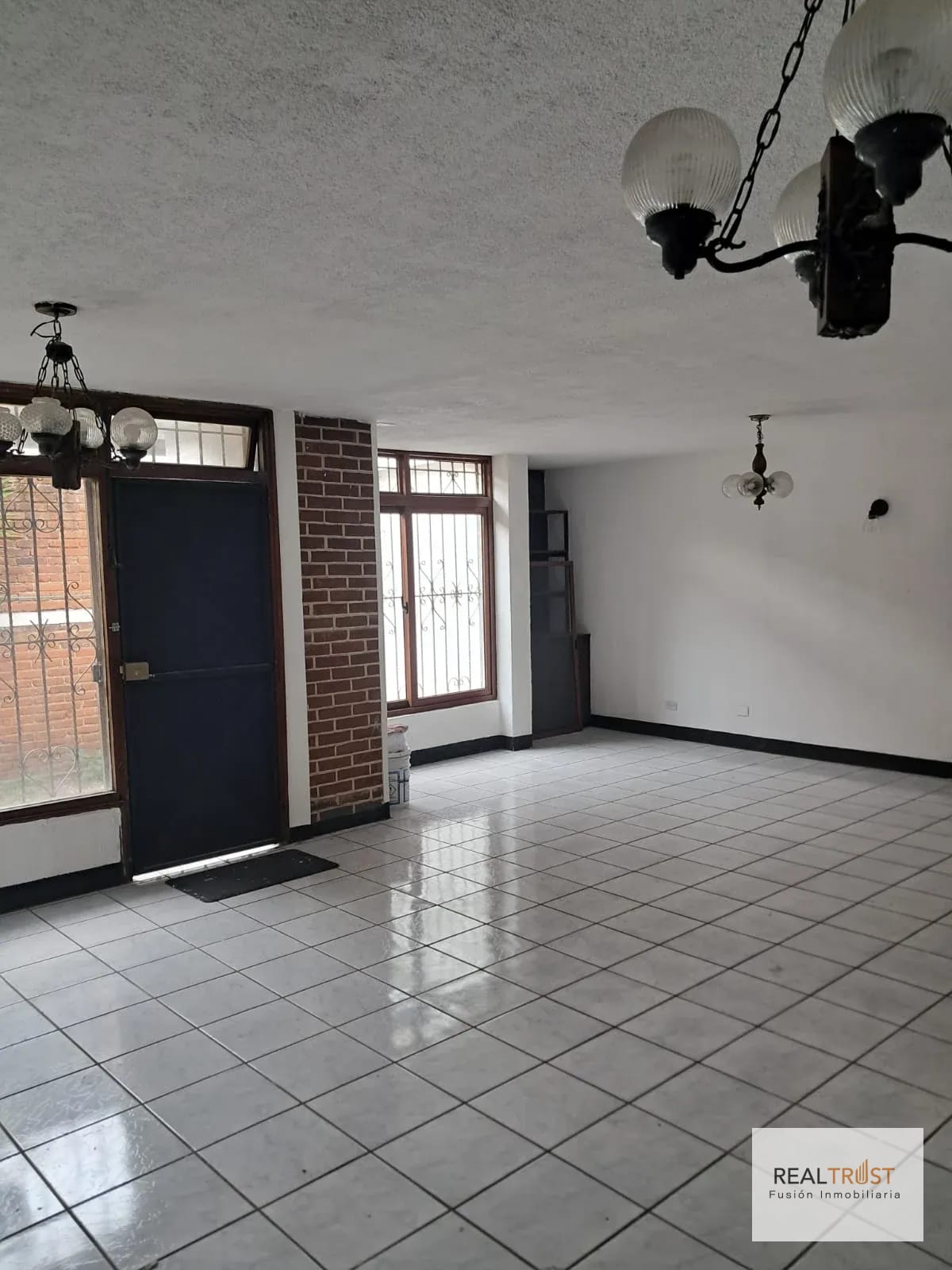 Amplio apartamento tipo casa en renta | Zona 1 | Primer nivel — Apartamento en Alquiler en Zona 1, Guatemala, Ciudad — foto 1 de 15