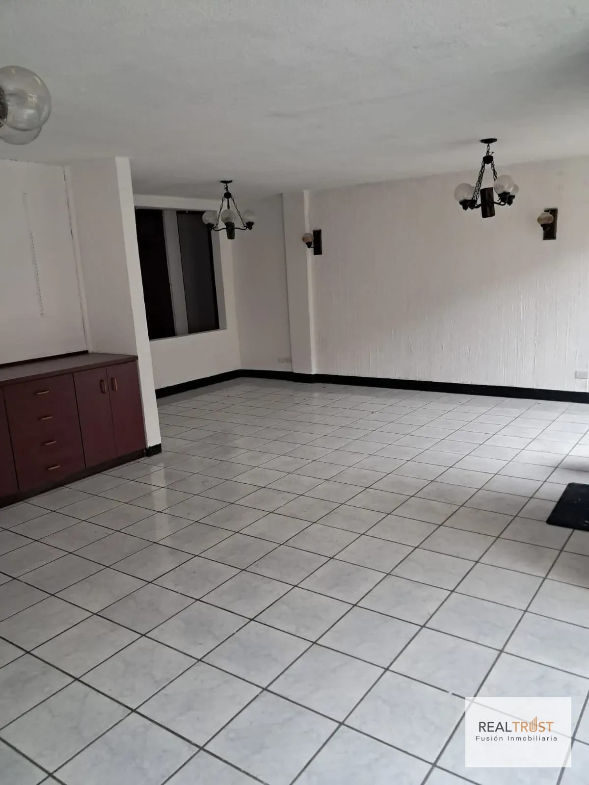 Amplio apartamento tipo casa en renta | Zona 1 | Primer nivel — Apartamento en Alquiler en Zona 1, Guatemala, Ciudad — foto 2 de 15