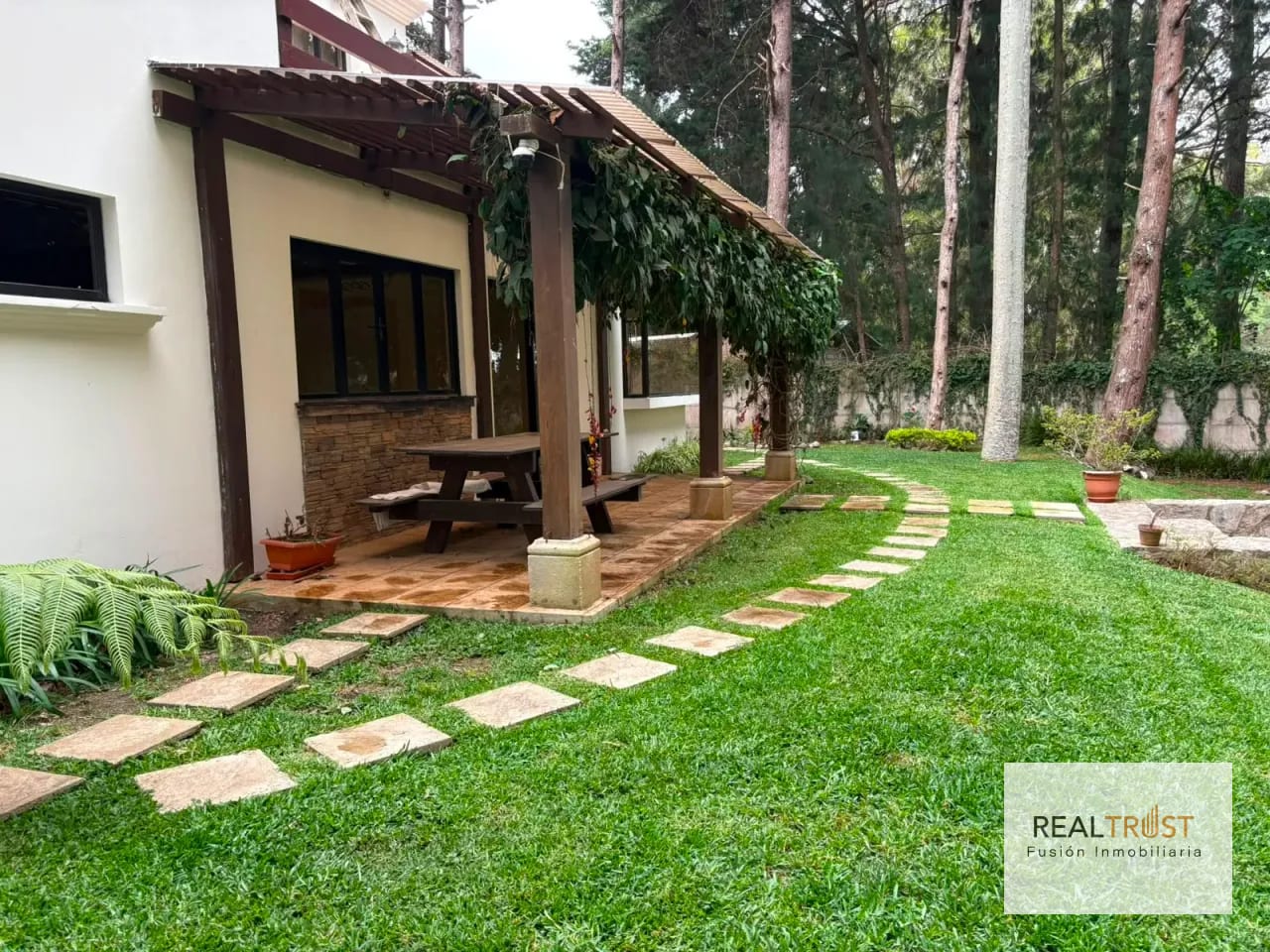Casa en Renta con Amplio Jardín — Casa en Alquiler en Carretera a El Salvador, Guatemala, Ciudad — foto 4 de 16