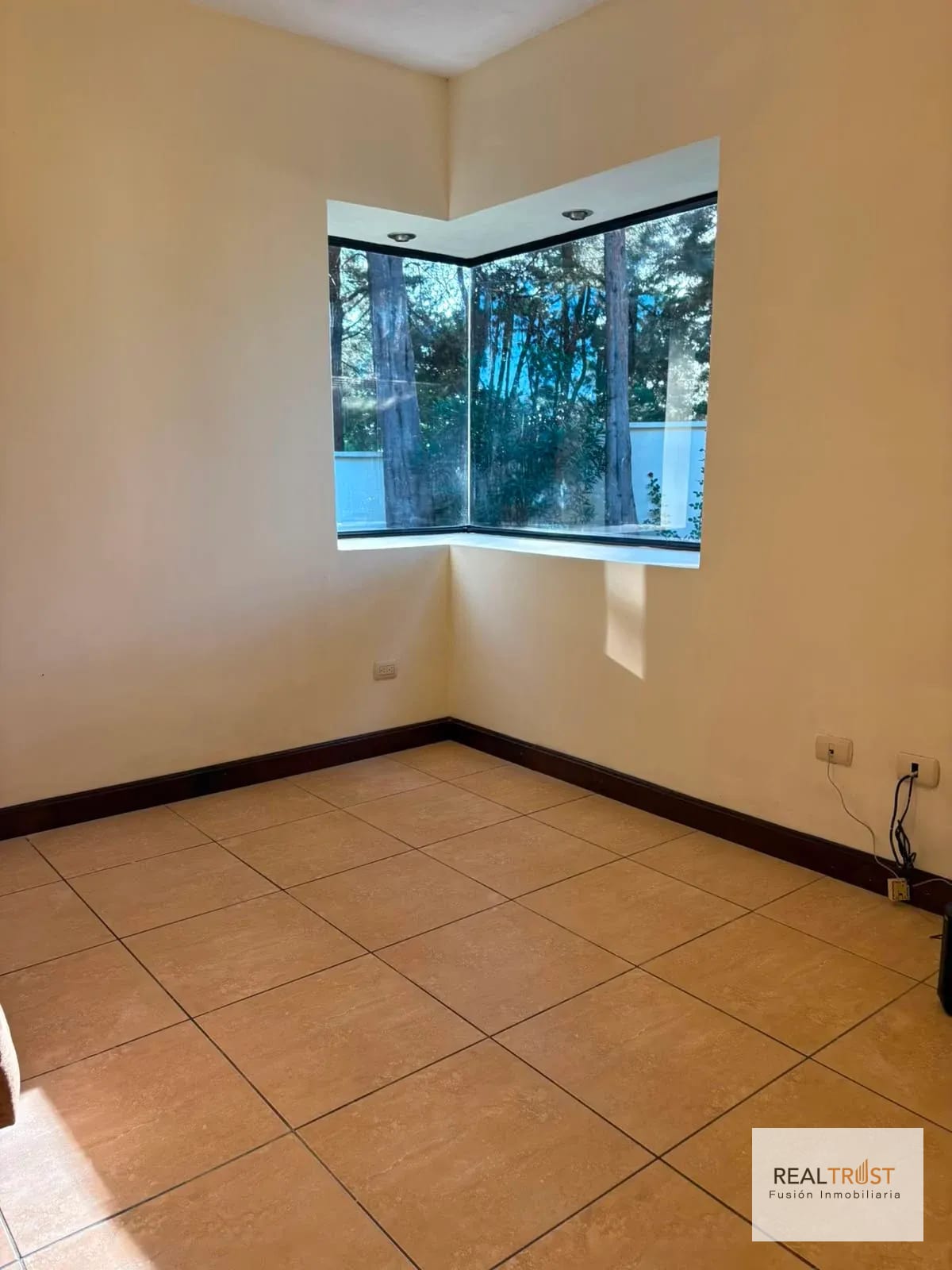 Casa en Renta con Amplio Jardín — Casa en Alquiler en Carretera a El Salvador, Guatemala, Ciudad — foto 7 de 16