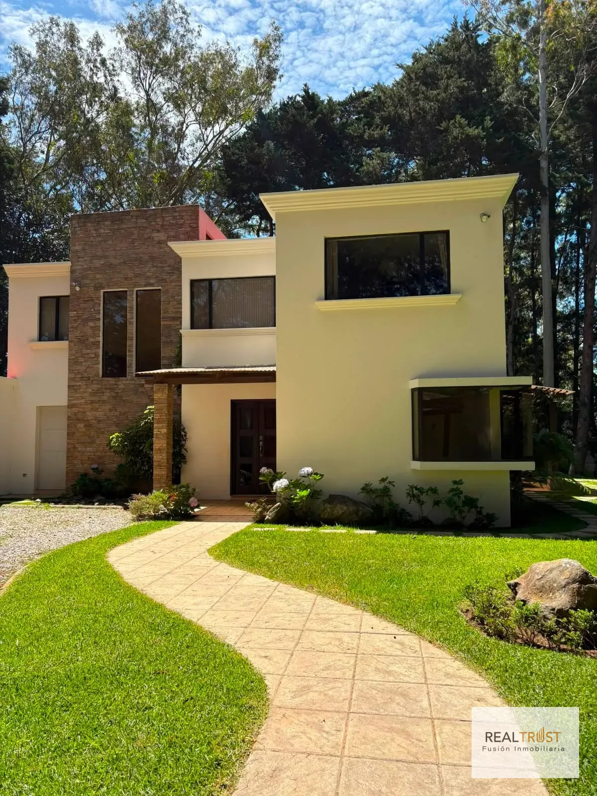 Casa en Renta con Amplio Jardín — Casa en Alquiler en Carretera a El Salvador, Guatemala, Ciudad — foto 2 de 16