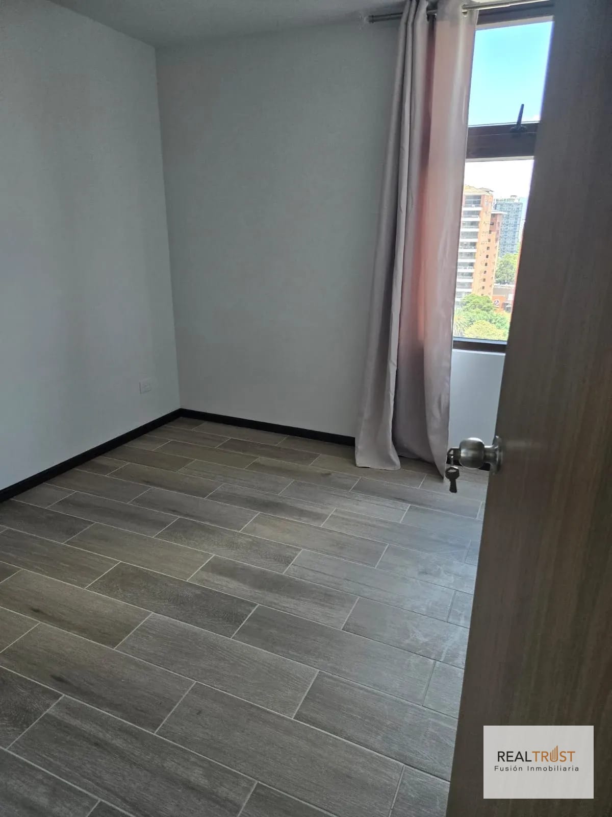 Apartamento en renta zona 10 — Apartamento en Alquiler en Zona 10, Guatemala, Ciudad — foto 13 de 16