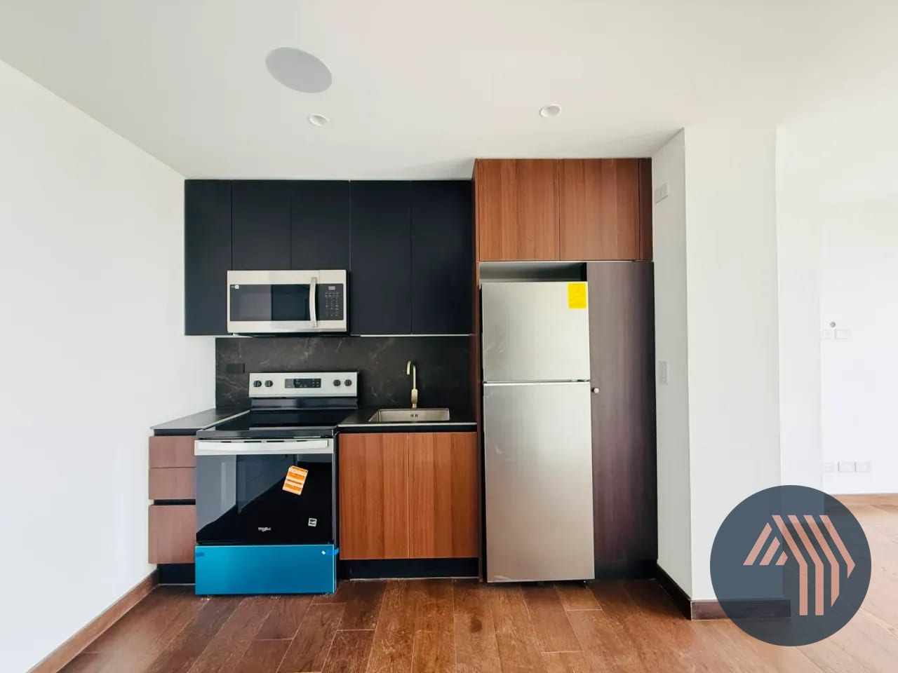 ALQUILER DE CÉNTRICOS APARTAMENTOS - ATARAH, ZONA 10 — Apartamento en Alquiler en Atarah, Zona 10, Guatemala, Ciudad — foto 2 de 17