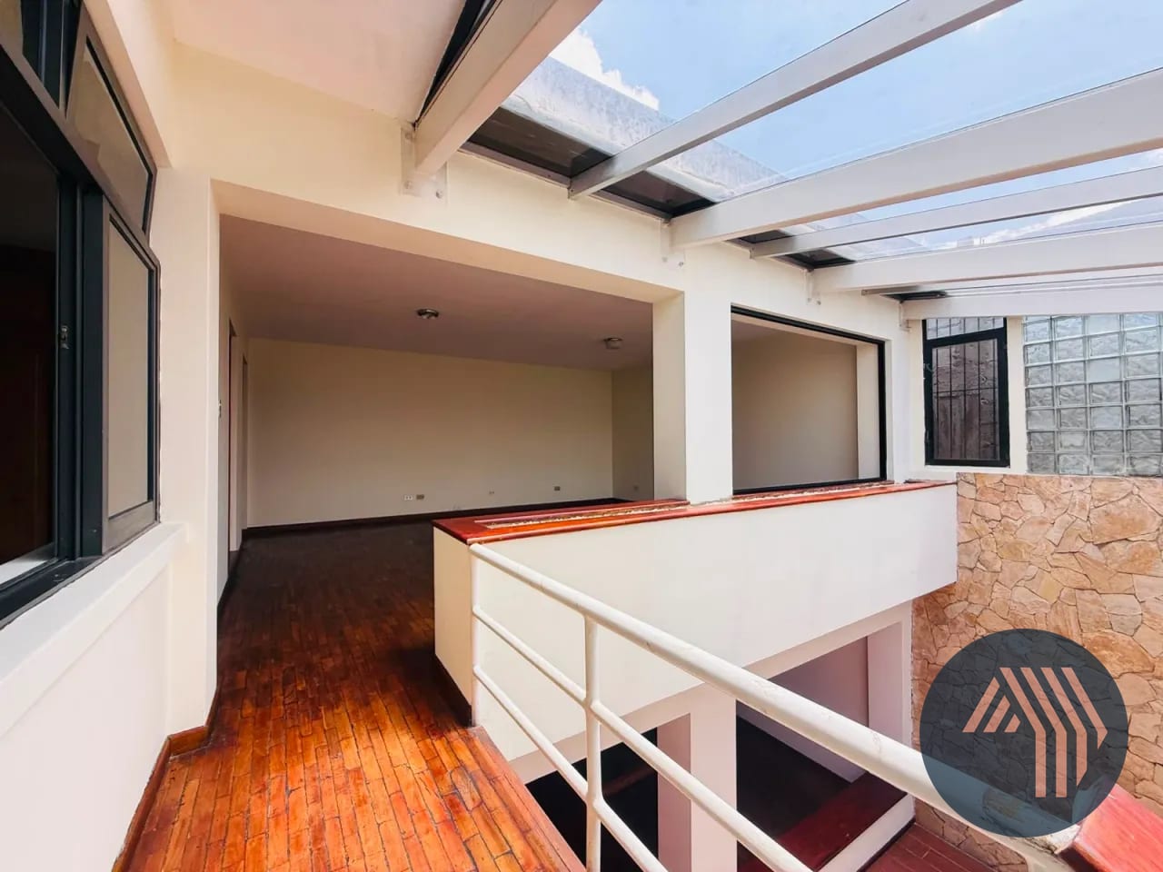 Alquiler de Amplia Casa para Vivienda u Oficina - Zona 04 — Casa en Alquiler en Zona 4, Guatemala, Ciudad — foto 12 de 16