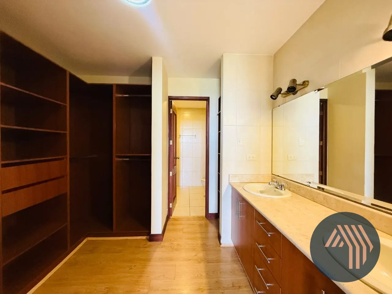 Alquiler de Céntrico Apartamento - Jardines del Acueducto, Zona 10 — Apartamento en Alquiler en Jardines del Acueducto, Zona 10, Guatemala, Ciudad — foto 10 de 12