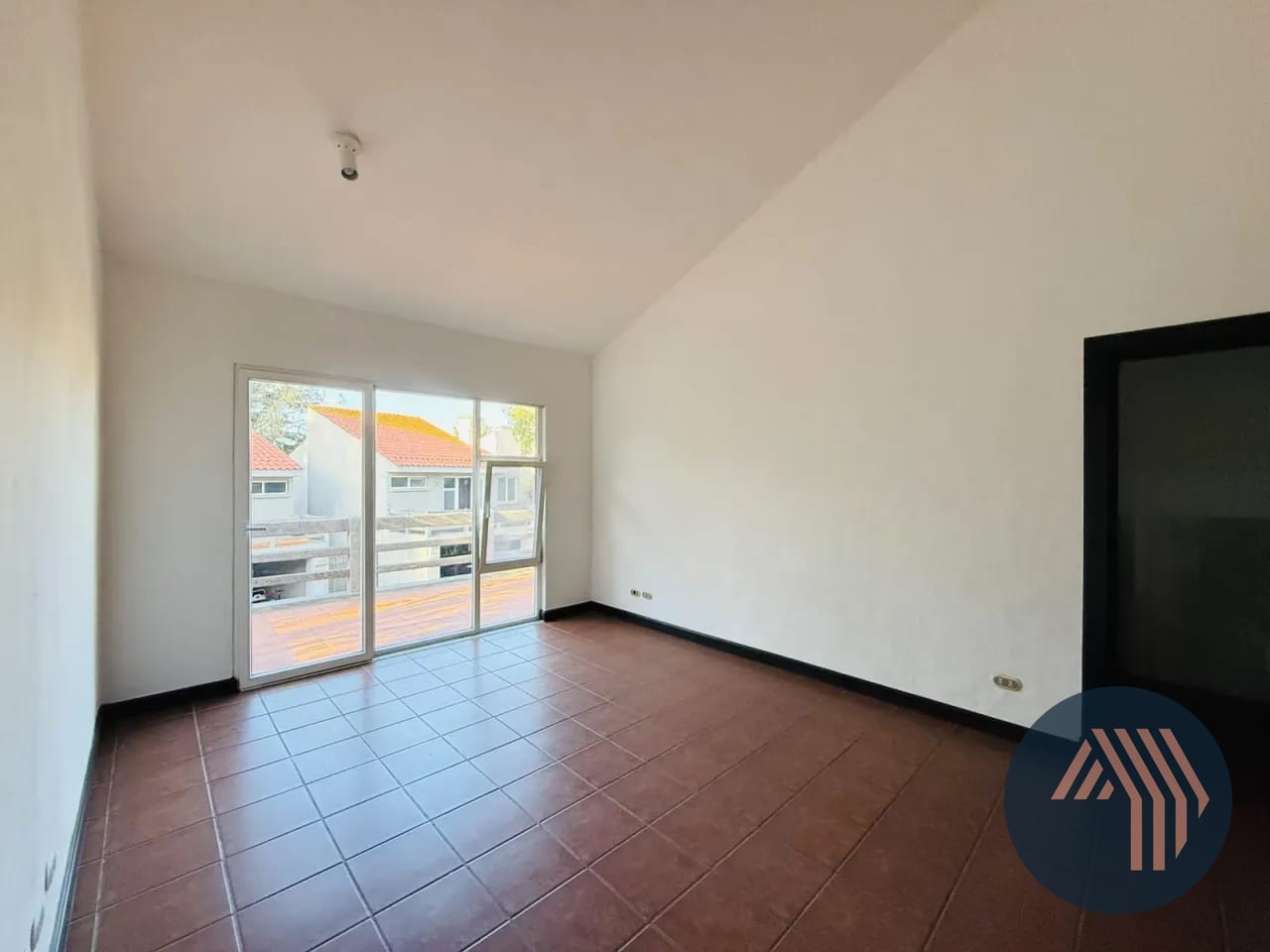 Alquiler de Casa con Lindo Jardín - Villas del Campo, KM 13.5 CES — Casa en Alquiler en Villas del Campo, Carretera a El Salvador, Guatemala, Ciudad — foto 9 de 17