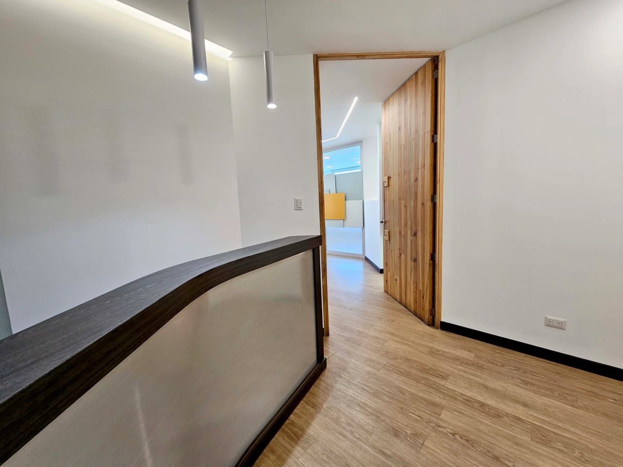 Oficina de 98 m² completamente remodelada y lista para operar — Oficina en Alquiler en Zona Pradera, Zona 10, Guatemala, Ciudad — foto 1 de 14