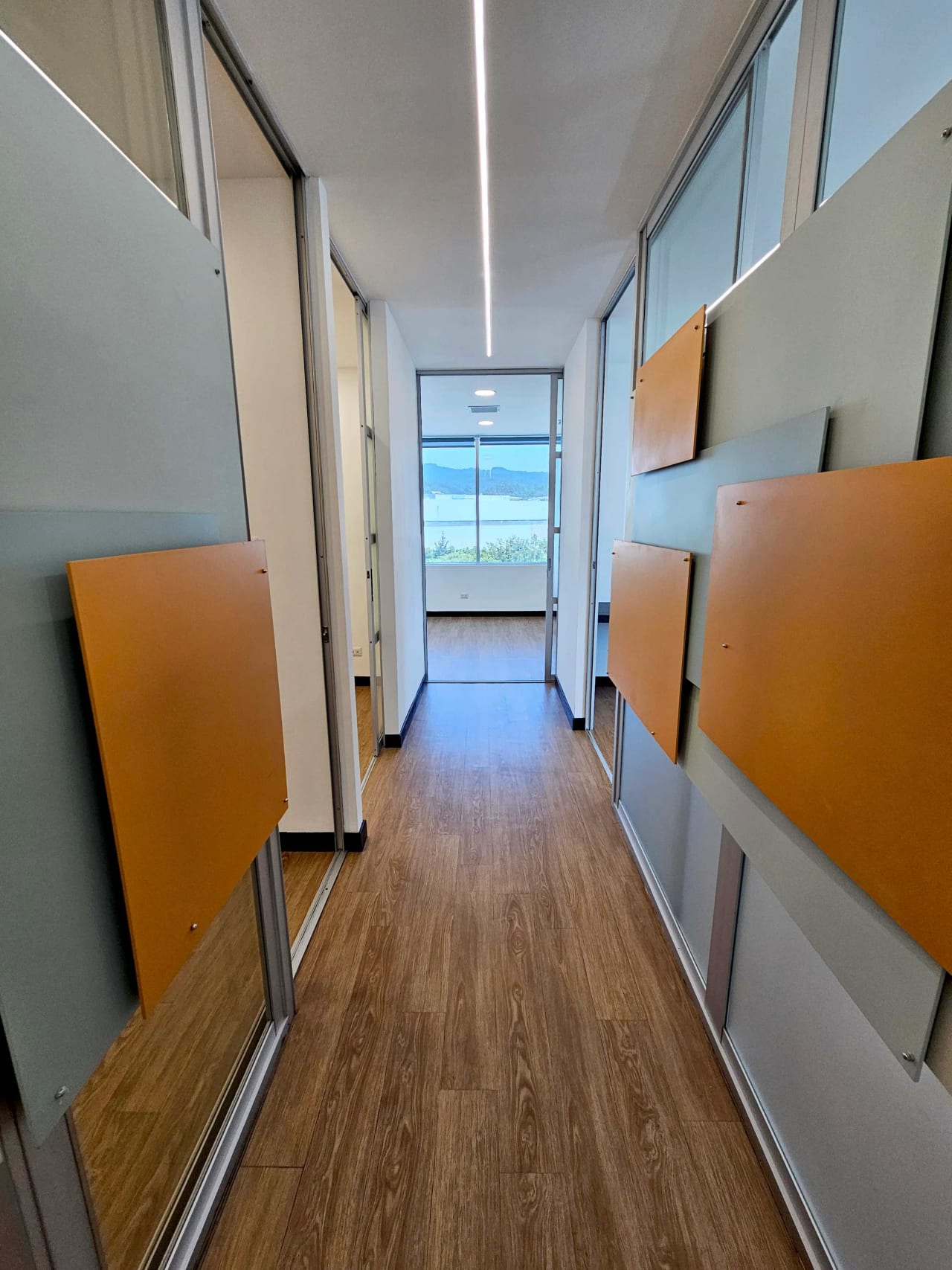 Oficina de 98 m² completamente remodelada y lista para operar — Oficina en Alquiler en Zona Pradera, Zona 10, Guatemala, Ciudad — foto 3 de 14