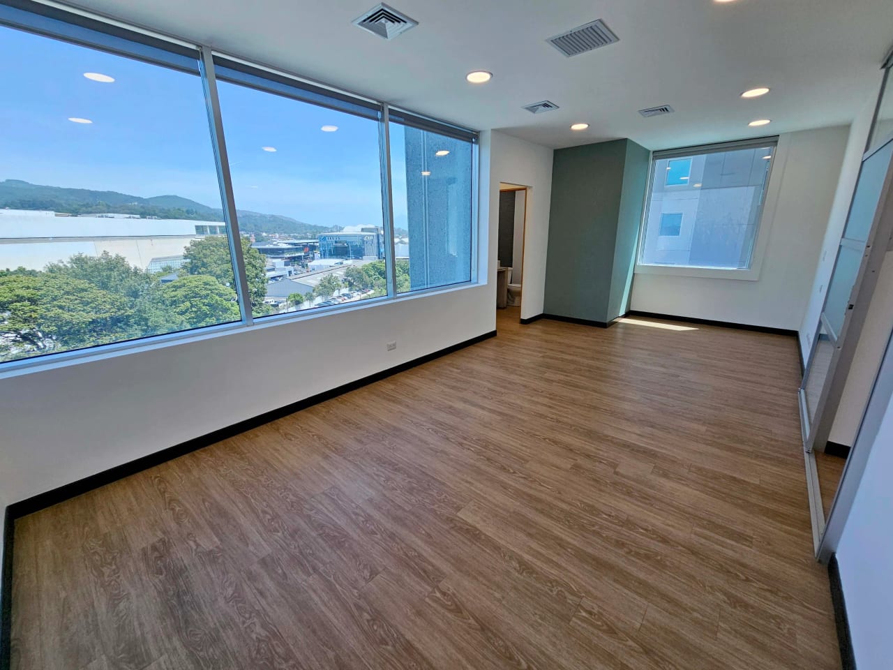 Oficina de 98 m² completamente remodelada y lista para operar — Oficina en Alquiler en Zona Pradera, Zona 10, Guatemala, Ciudad — foto 4 de 14