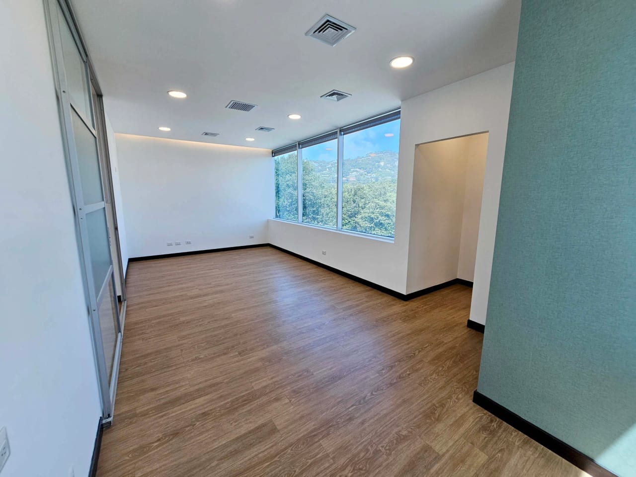 Oficina de 98 m² completamente remodelada y lista para operar — Oficina en Alquiler en Zona Pradera, Zona 10, Guatemala, Ciudad — foto 5 de 14