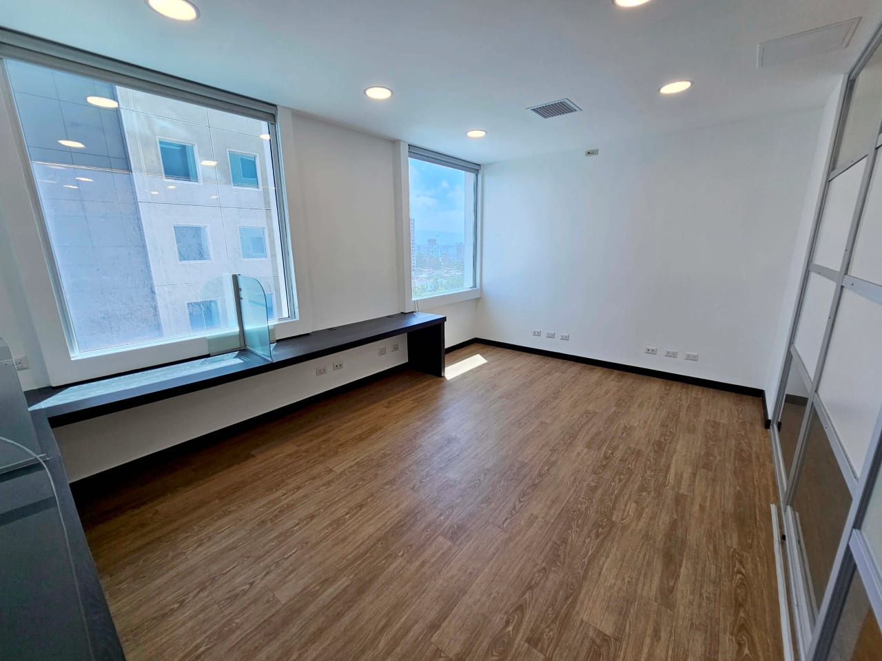 Oficina de 98 m² completamente remodelada y lista para operar — Oficina en Alquiler en Zona Pradera, Zona 10, Guatemala, Ciudad — foto 7 de 14