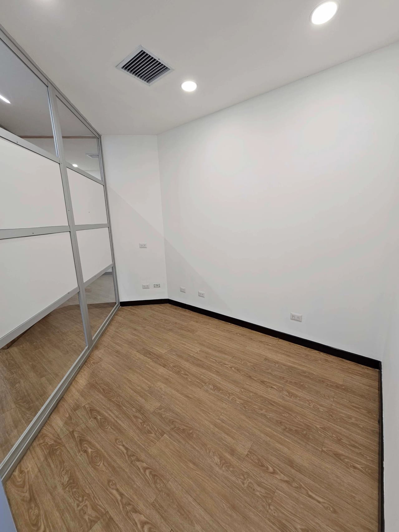 Oficina de 98 m² completamente remodelada y lista para operar — Oficina en Alquiler en Zona Pradera, Zona 10, Guatemala, Ciudad — foto 9 de 14