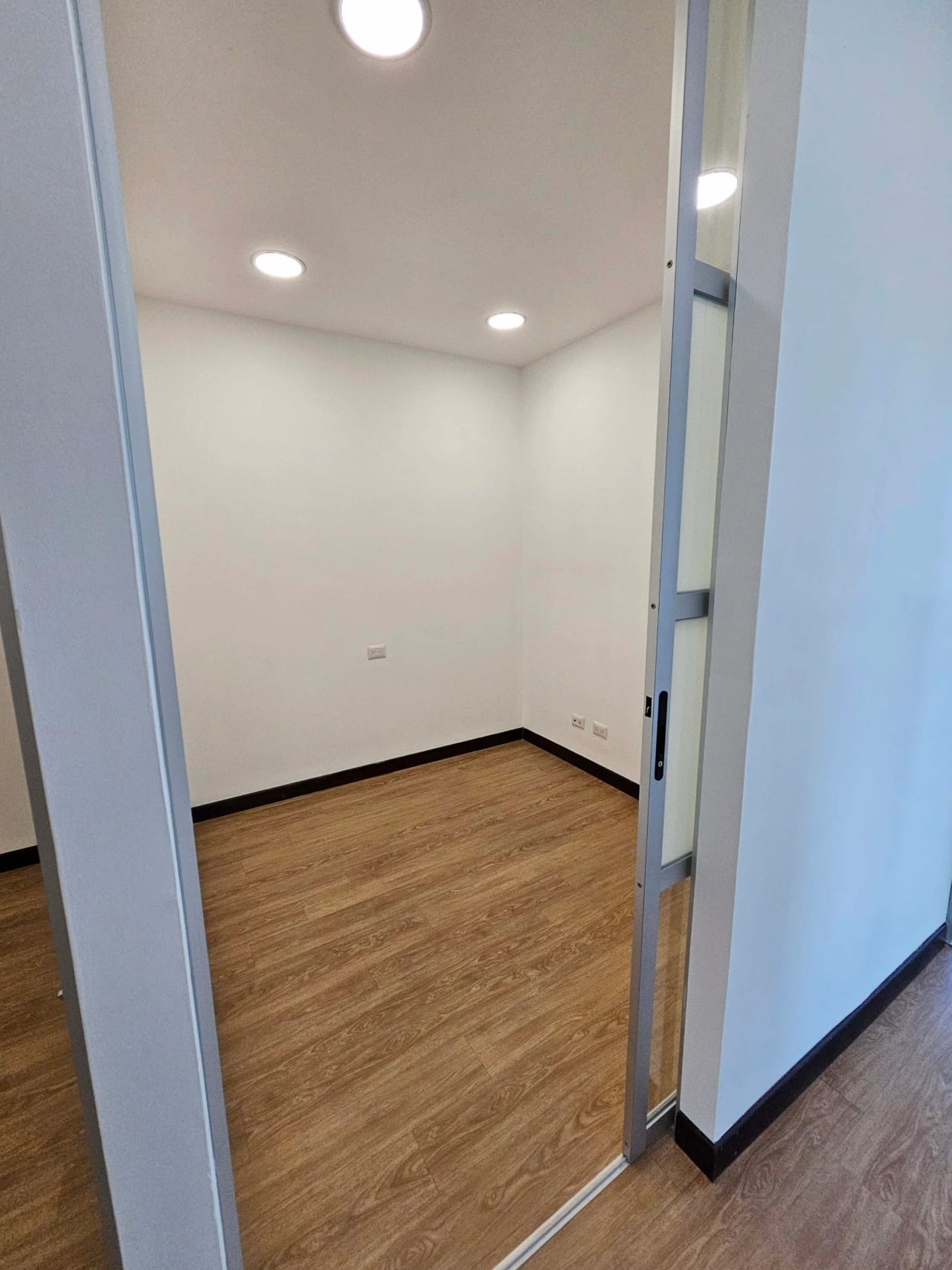 Oficina de 98 m² completamente remodelada y lista para operar — Oficina en Alquiler en Zona Pradera, Zona 10, Guatemala, Ciudad — foto 8 de 14