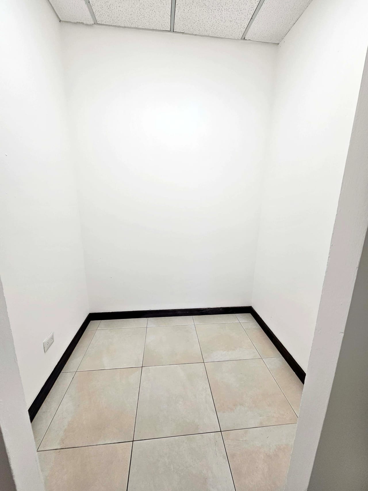 Oficina de 98 m² completamente remodelada y lista para operar — Oficina en Alquiler en Zona Pradera, Zona 10, Guatemala, Ciudad — foto 12 de 14