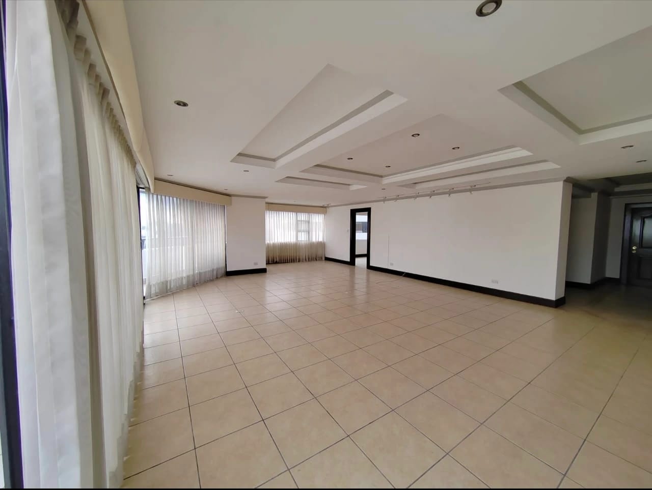 Apartamento amplio en zona 14 — Apartamento en Alquiler en Zona 14, Guatemala, Ciudad — foto 1 de 12