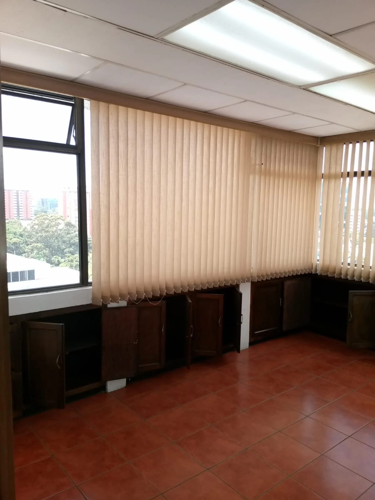 Oficina en renta en zona 10 — Oficina en Alquiler en Zona 10, Guatemala, Ciudad — foto 5 de 9