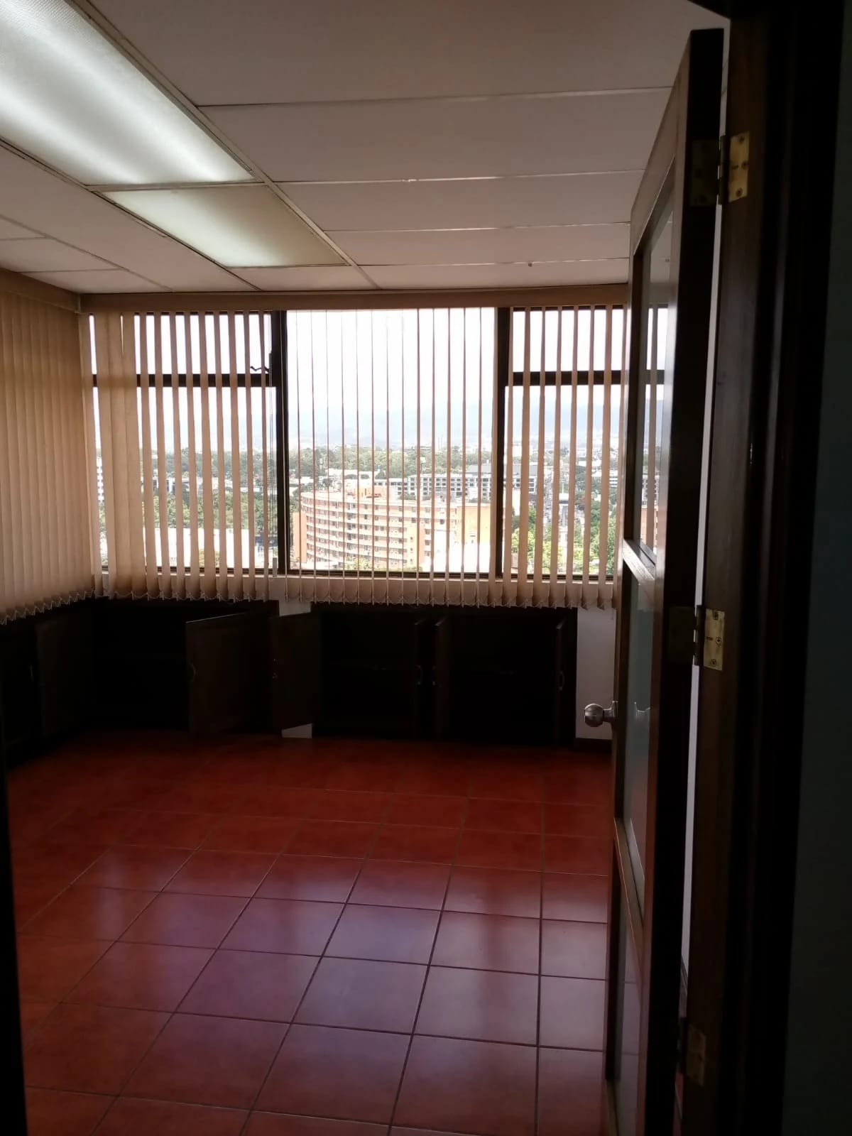 Oficina en renta en zona 10 — Oficina en Alquiler en Zona 10, Guatemala, Ciudad — foto 8 de 9