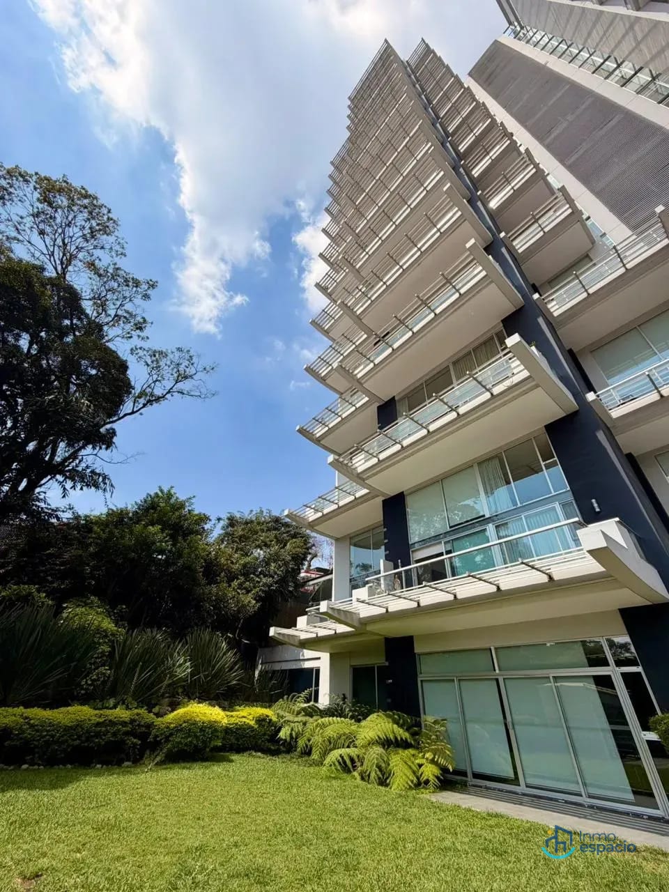 🏢 APARTAMENTO EN VENTA O ALQUILER – EDIFICIO ATRIUM, ZONA 10 — Apartamento en Venta en Atrium, Zona 10, Guatemala, Ciudad — foto 2 de 14