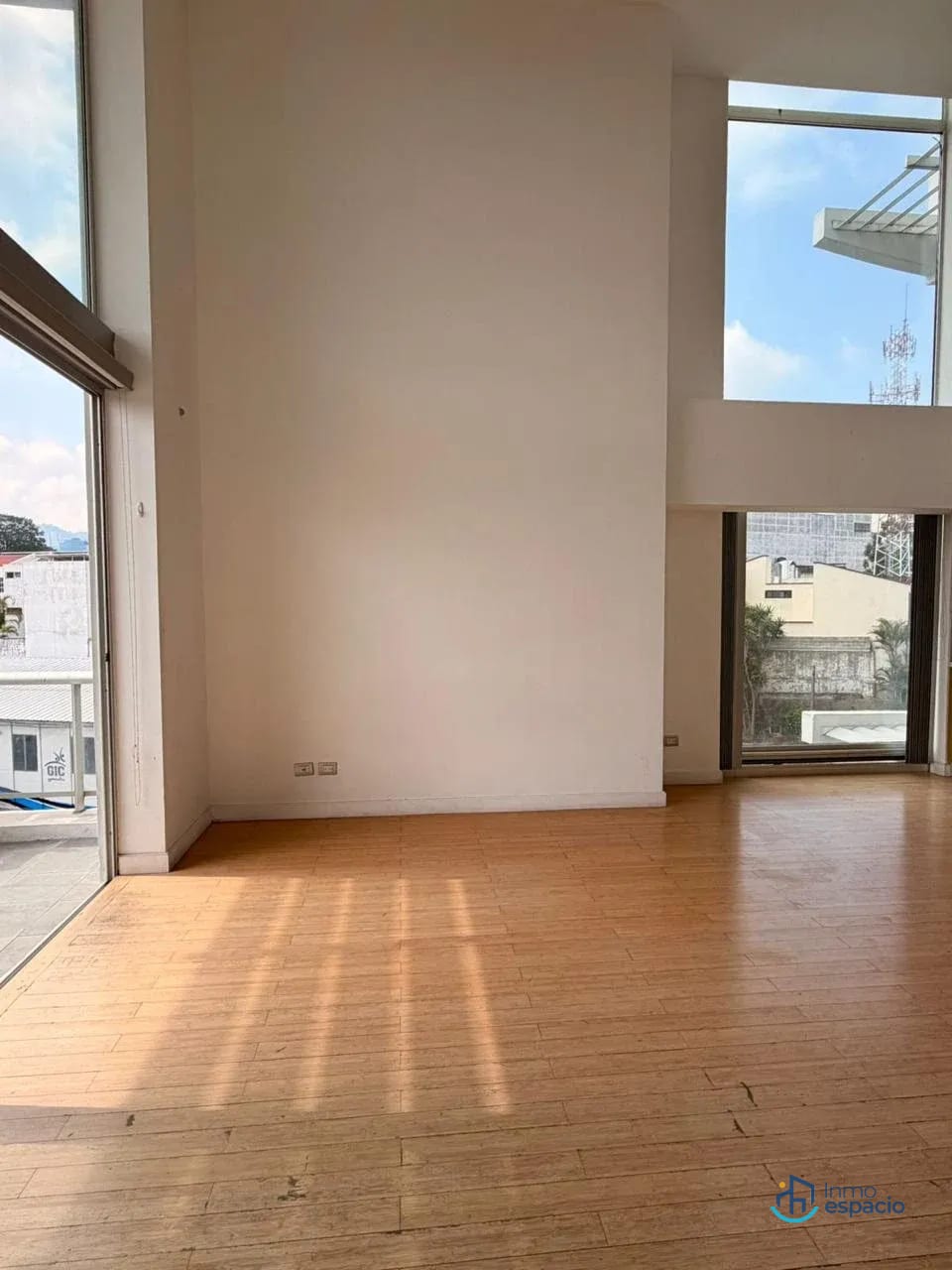 🏢 APARTAMENTO EN VENTA O ALQUILER – EDIFICIO ATRIUM, ZONA 10 — Apartamento en Venta en Atrium, Zona 10, Guatemala, Ciudad — foto 13 de 14