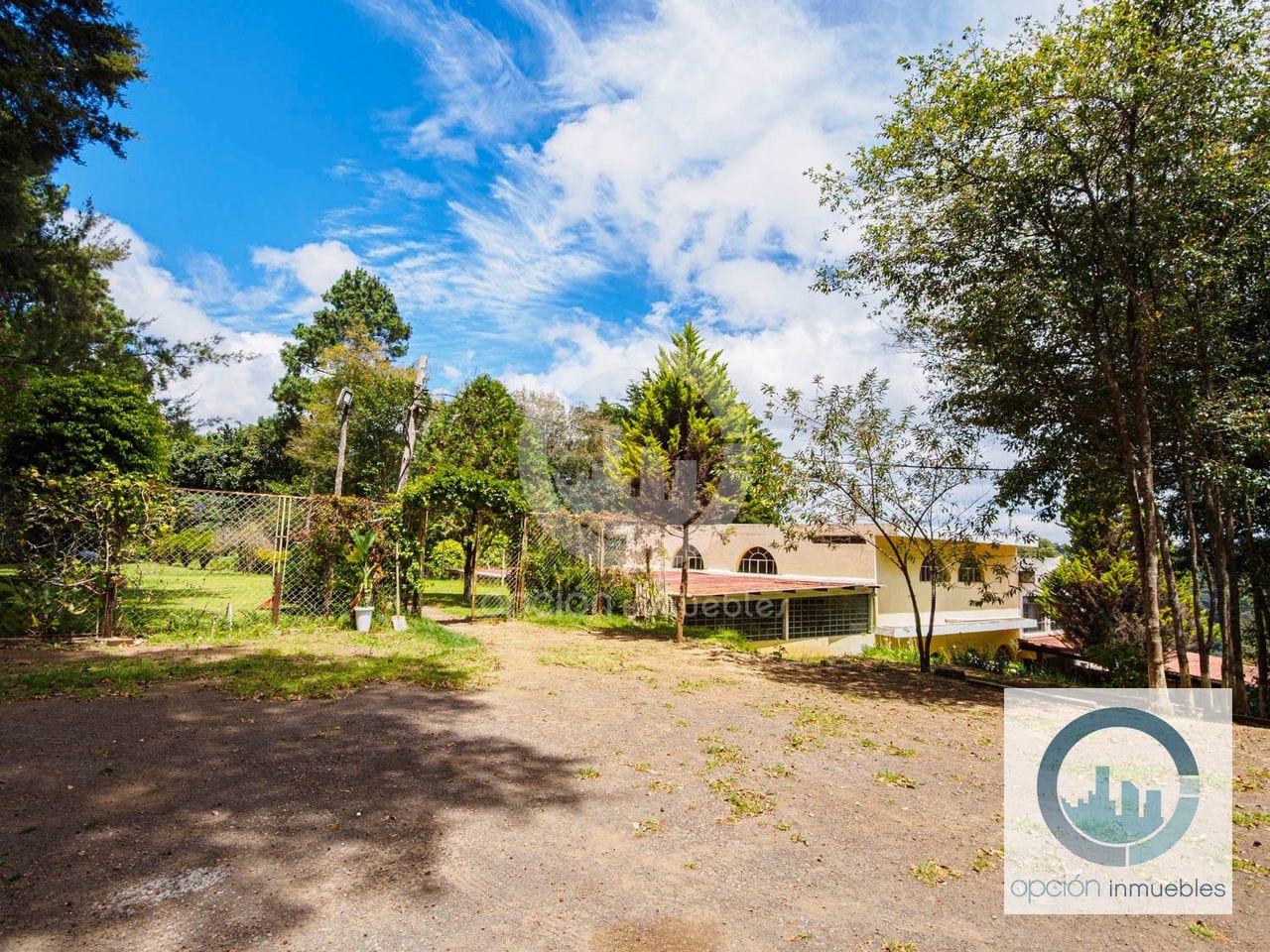 Granja con casa de 4 habitaciones y amplio terreno en San Lucas, Sac. — Casa en Venta en San Lucas Sacatepéquez, Sacatepéquez — foto 1 de 14