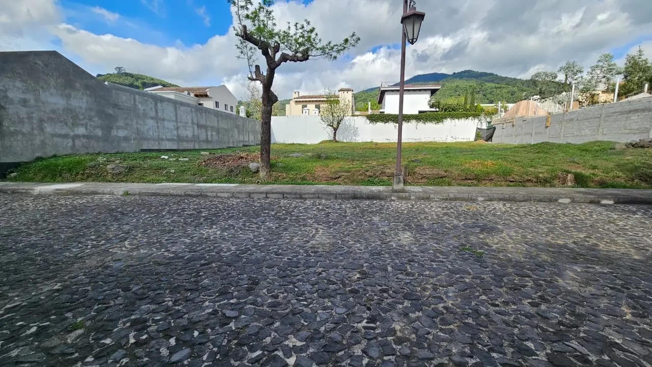 TERRENO CON EXCELENTE UBICACION CONDADO DEL OBISPO — Terreno en Venta en Antigua, Sacatepéquez — foto 2 de 4
