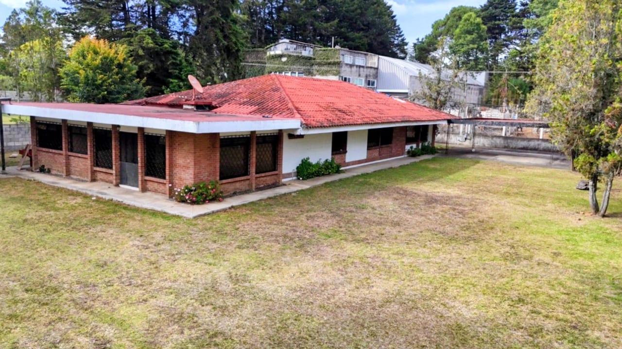 Casa de un Nivel con Amplio Terreno y Excelente Ubica — Casa en Venta en San Lucas Sacatepéquez, Sacatepéquez — foto 1 de 6