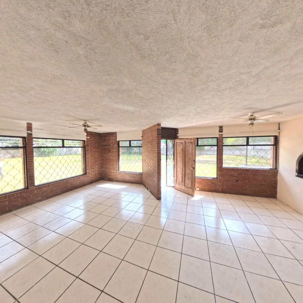 Casa de un Nivel con Amplio Terreno y Excelente Ubica — Casa en Venta en San Lucas Sacatepéquez, Sacatepéquez — foto 2 de 6